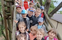 dzieci na tarasie widokowym