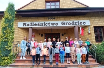 dzieci przed budynkiem nadlesnictwa