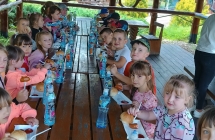 dzieci jedza kielbaski