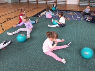 Dzieci z gr. III cwicza z pilkami na sali gimnastycznej - sprawnosc zdrowego osilka