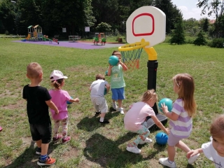 Zabawy i gry ruchowe na placu zabaw