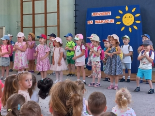 Dzieci z  gr. III  spiewaja piosenke. (1)