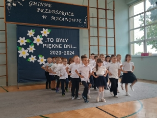 dzieci podczas ta+äca