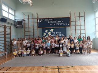 Dzieci z gr Kotki z rodzicami podczas pozegnania przedszkola