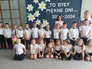 pamiatkowe zdjecie dzieci z paniami