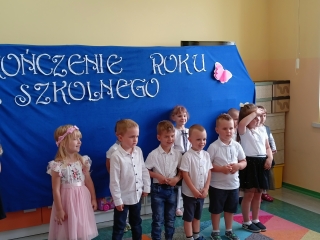 Dzieci na tle napisu - grupa IX