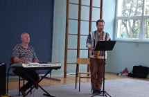 Muzycy podczas gry na instrumentach.