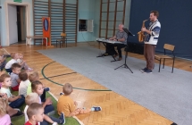 Dzieci obserwuja muzykow podczas gry.