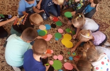 Dzien kropki gr. VII zabawy muzyczne, ruchowe, manualne (2)