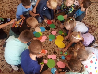 Dzien kropki gr. VII zabawy muzyczne, ruchowe, manualne (2)