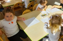 Praca plastyczna- kolorujemy kropke