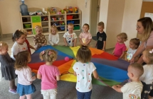 Dzieci probuja utrzymac pilke na chuscie