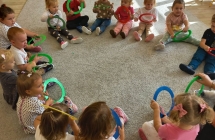 Zabawy z piosenka Podajemy Kropki