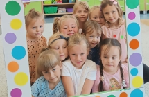 dzieczynki w ramce w kropki