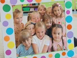 dzieczynki w ramce w kropki