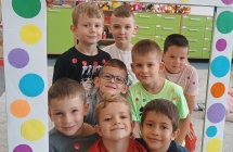 chlopcy w ramce w kropki