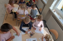 Dzieci ozdabiaja literki