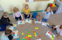 Ukladamy gasienice z kropek - grupa X