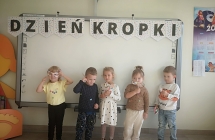 Dzieci z gr. II świętują Dzień Kropki.