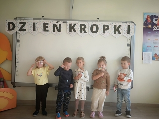 Dzieci z gr. II świętują Dzień Kropki.