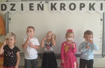 Dzieci z grupy II na tle napisu Dzień Kropki.