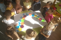 Dzieci z grupy II wykonują plakat z okazji Dnia Kropki 