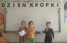 Dzieci z gr. II  podczas świętowania Dnia Kropki.