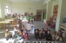 Dzieci z gr. II z plakatem.