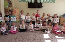 dzieci ze swoimi pileczkami w kolorowe kropeczki