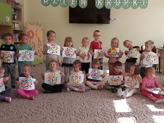 dzieci ze swoimi pileczkami w kolorowe kropeczki