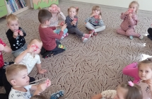 dzieci z pamiatkowymi medalami z okazji Dnia Kropki