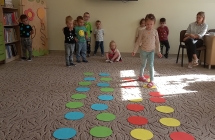 dzieci pokonuja tor przeszkod z kropkami