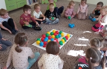 dzieci ukladaja weza wg wzoru