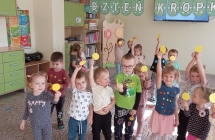 dzieci szukaja kropki we wlasciwym kolorze