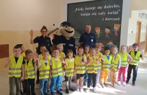 dzieci z grupy IX z Pyrkiem maskotka policji