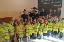 dzieci z grupy VIII Pyrkiem maskotka policji