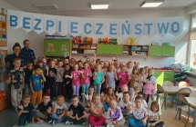 dzieci ucza sie o bezpieczenstwie - spotkanie z policjantem