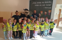 dzieci z grupy VII z Pyrkiem maskotka policji