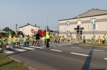 przejscie dzieci przez skrzyzowanie na zielonym swietle w obecnosci policji