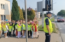 przejscie dzieci przez skrzyzowanie w obecnosci policji