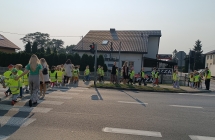 przejscie dzieci przez skrzyzowanie na zielonym swietle w obecnosci policji i wychowawcow