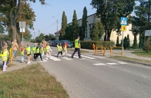 przejscie dzieci przez pasy obok przedszkola w obecnosci policji