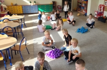 Zabawa dydaktyczna polegajaca na klasyfikowaniu