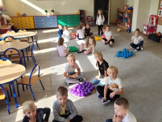 Zabawa dydaktyczna polegajaca na klasyfikowaniu