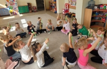 Dzieci otrzymaly medale z okazji Dnia Kropki