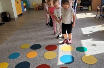 Zabawa ruchowa cwiczaca spostrzegawczosc i rownowage