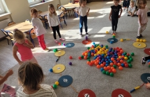 Zabawa ruchowa z liczeniem kulek