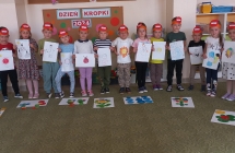 Dzieci piecioletnie z gr. VI przezentuja narysowane przez siebie prace plastyczne.