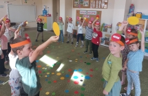 Dzieci z gr. VI podczas zabawy z kolorowymi kolkami.