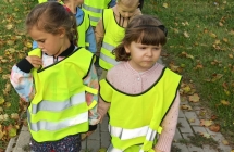 Dzieci z gr. VI w kamizelkach odblaskowych podczas wycieczki na skrzyzowanie.